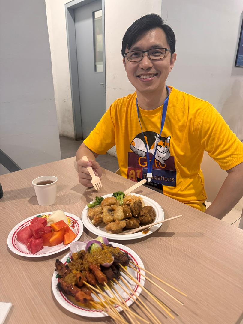 David Wang เพื่อนของ Gato กำลังเพลิดเพลินกับสะเต๊ะในงาน WordCamp Malaysia 2025