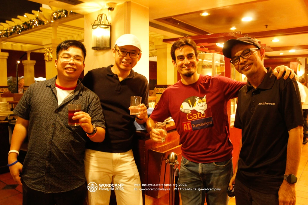 Leo และผู้จัดงาน WordCamp Malaysia อย่าง Dee, Ben และ YL ในงานปาร์ตี้สำหรับวิทยากร